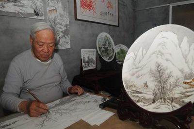 匠心繪瓷盤，八旬老人榮膺山東省特級(jí)陶瓷藝術(shù)大師